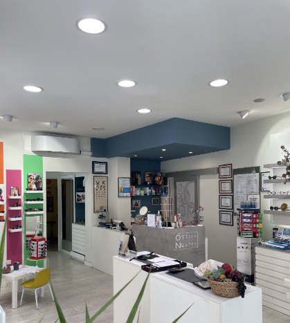 L'interno del negozio Ottica Newton